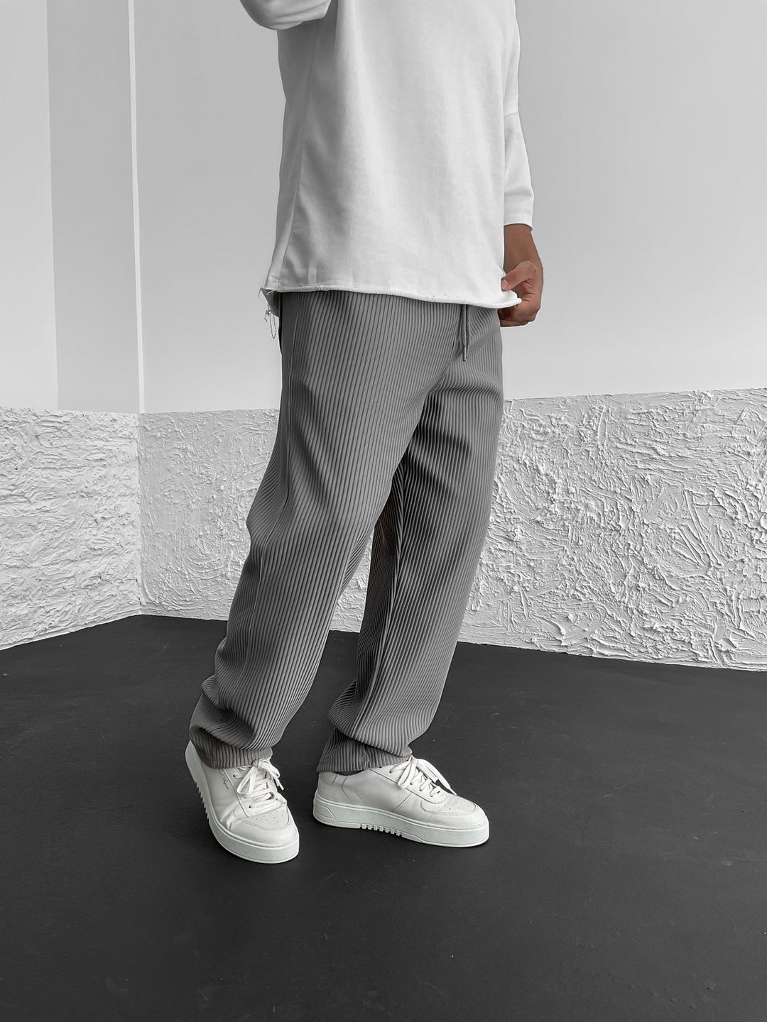 RENVAR | Straight Leg Trousers with Ribbed Finish